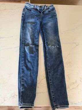 American Eagle Outfitters Women's Skinny Jeans in Medium Blue with Knee Rips